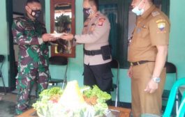 Dalam Rangka HUT TNI ke - 76 unsur Korpincam Memberikan Kue Ultah dan Tumpeng