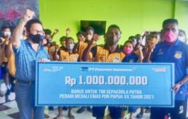 Freeport Serahkan Bonus Rp 1 Miliar ke Tim Sepakbola Papua