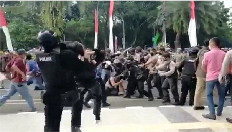 Minta Polda Banten Usut Polisi Banting Mahasiswa