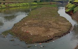 Warga Bersihkan Sampah di Dasar Kanal