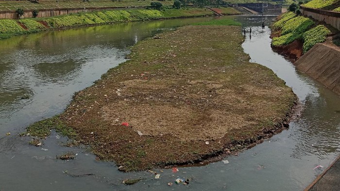 Warga Bersihkan Sampah di Dasar Kanal