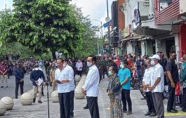 Jokowi Bagikan Bantuan PKL Pertama di Malioboro
