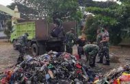 TNI Angkut Sampah Tangsel di Kantor Lurah Cilowong