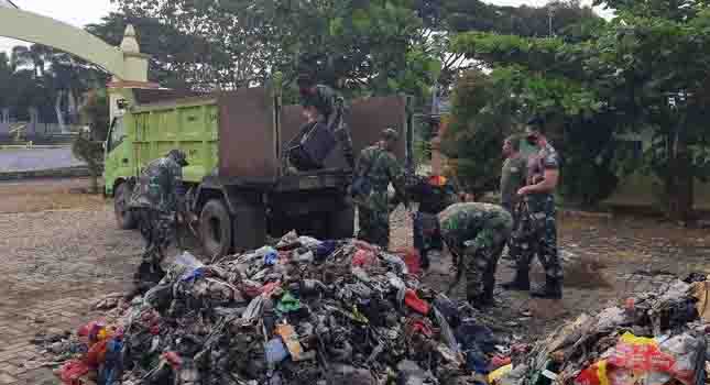 TNI Angkut Sampah Tangsel di Kantor Lurah Cilowong