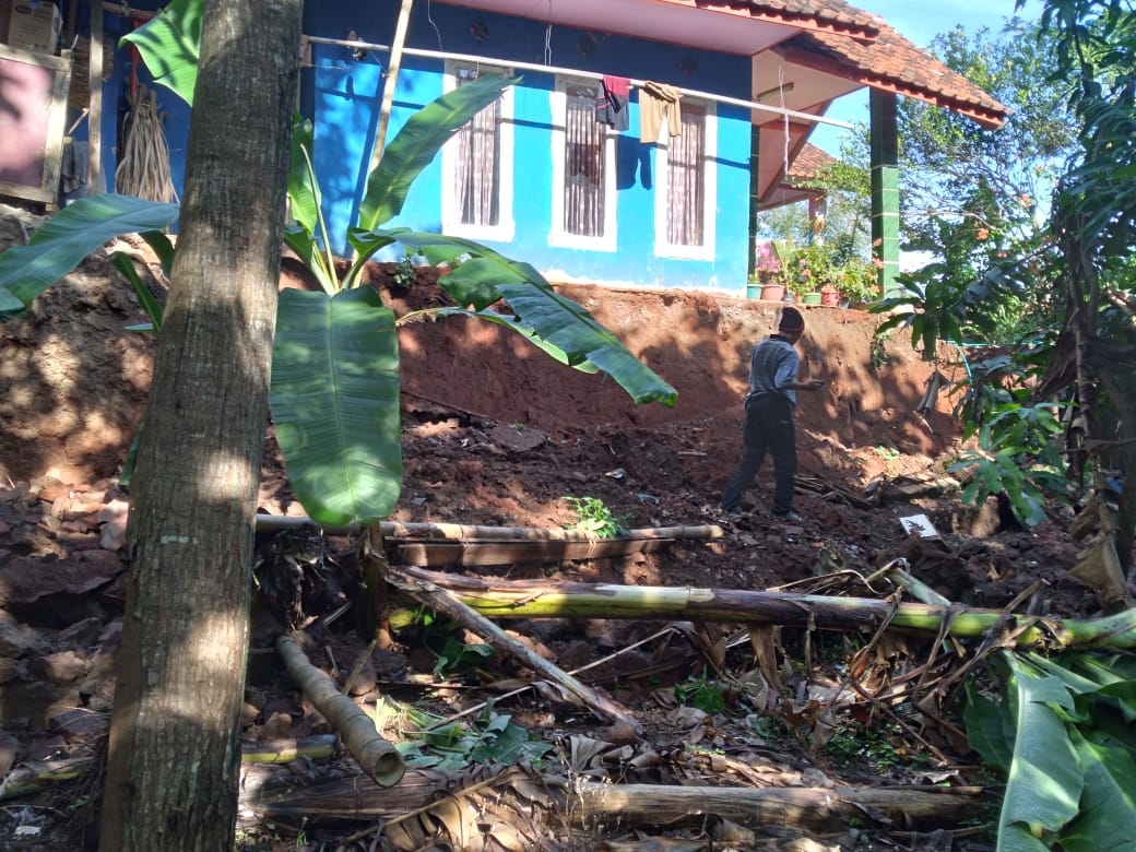 Intensitas Hujan Tinggi Mengakibatkan Longsor di Dusun Nagrog