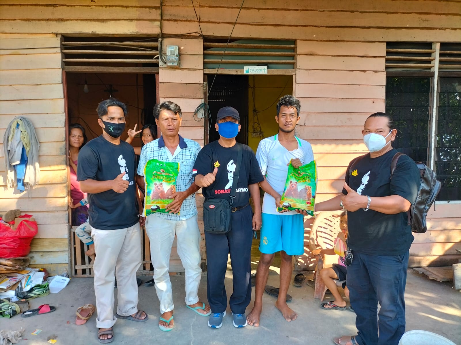 Peringatan Hari Pahlawan, Relawan Ganjar Pranowo Riau Bagi-bagi Sembako