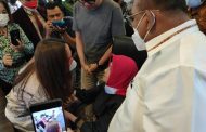 Anggiat Pasaribu Cium Tangan Arteria dan Ibunda