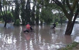 Banjir Rendam Jalanan di Medan Labuhan