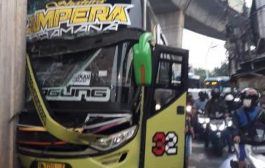 Bus Tabrak Tiang Beton di Ciledug Arah Kebayoran