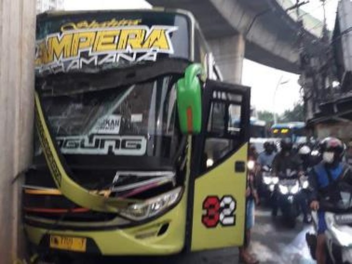 Bus Tabrak Tiang Beton di Ciledug Arah Kebayoran
