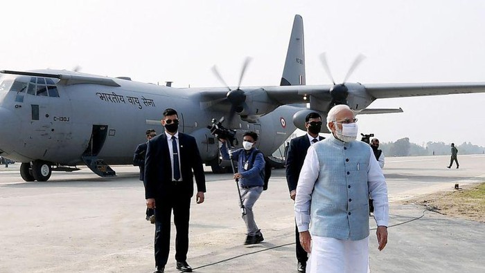 Pesawat Hercules PM India Mendarat di Jalan Tol