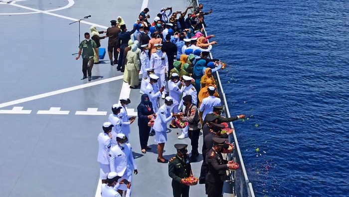 TNI AL Gelar Tabur Bunga untuk Kru KRI Nanggala 402