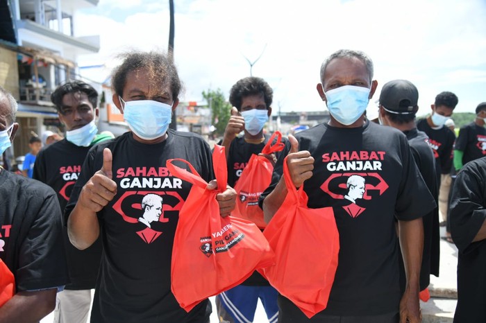 Relawan Ganjar Roadshow ke NTT, Bagi-bagi Sembako