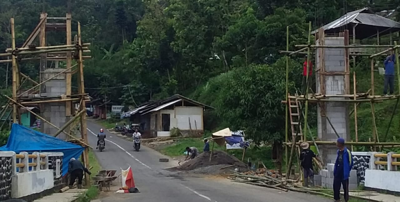 Kades Banjarsari Bangun Gapura Batas Desa