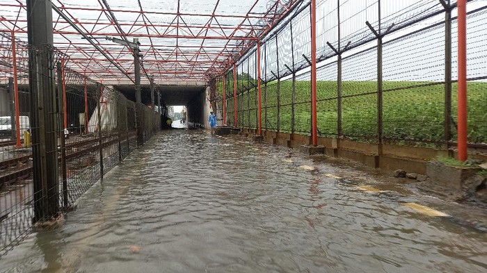 Jalan M1 Bandara Soetta Tangerang Banjir 30 Cm