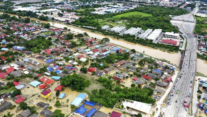 Ketinggian Capai 160 Cm, 45 RT di Jakarta Terendam Banjir Usai Hujan Deras