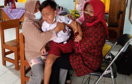 Vaksinasi Covid-19 Anak di SDN Cimapeungpeuk dan Tenjonagara Diwarnai Tangisan