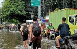 Jalan Kamal Raya Tegal Alur Masih Banjir