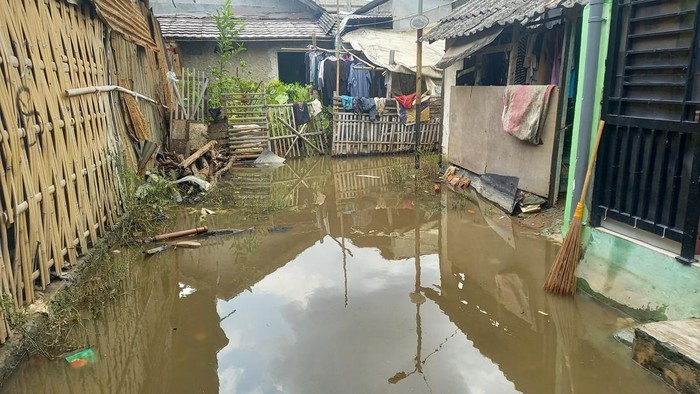 4 Hari Banjir Genangi Permukiman Warga Di Kampung Benda
