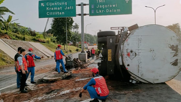 Truk Pengangkut Campuran Batu Bara Terguling