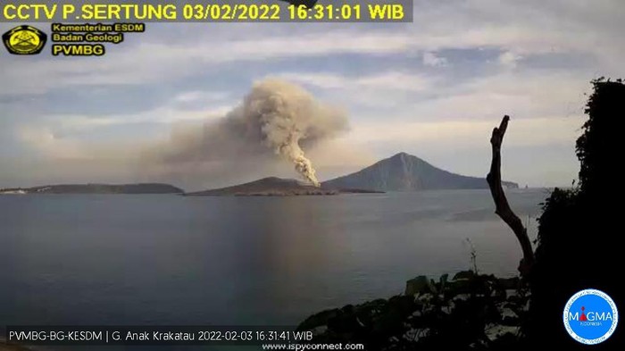 Abu Capai 200 Meter, Gunung Anak Krakatau Meletus