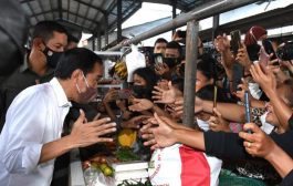 Jokowi Bagi-bagi BLT Rp 1,2 Juta di Pasar Binjai