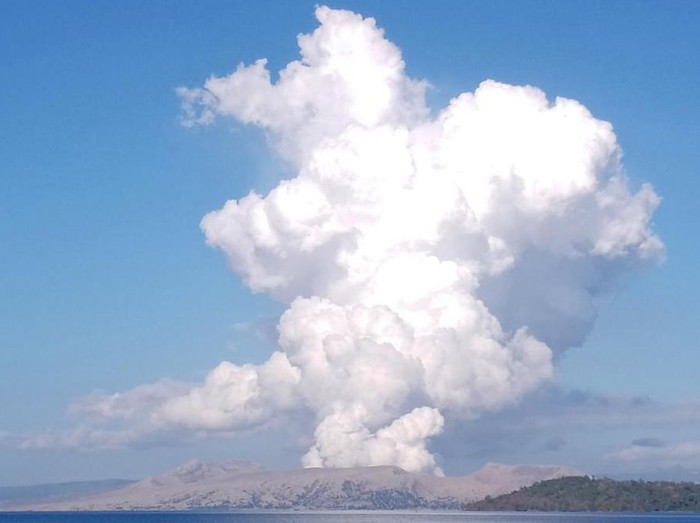 Tinggi Abu Capai 150 Meter, Anak Krakatau Erupsi