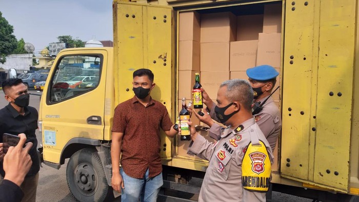 Polisi Amankan 8.597 Botol Miras-4 Orang di Pandeglang