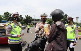 Polisi Bandara Soetta Bagi-bagi Minyak Goreng