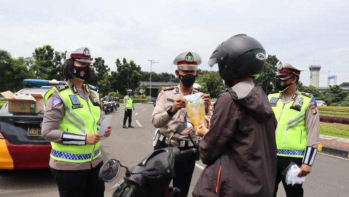 Polisi Bandara Soetta Bagi-bagi Minyak Goreng