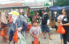 Dikomandoi  Bung Jhon, Keluarga Besar Pemuda Ambon Bagi- bagi Takjil dan Makanan Berbuka Puasa