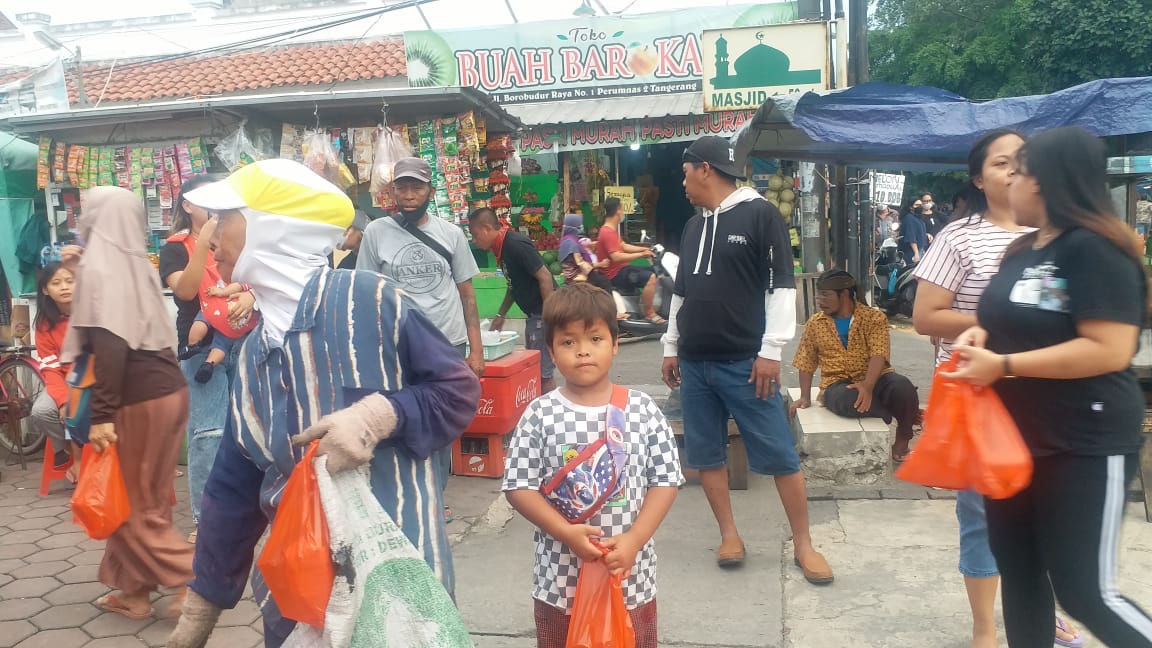 Dikomandoi  Bung Jhon, Keluarga Besar Pemuda Ambon Bagi- bagi Takjil dan Makanan Berbuka Puasa