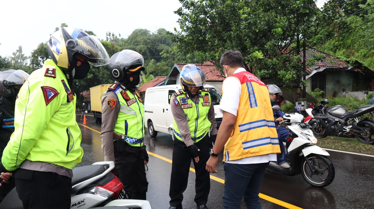 Kapolres Sumedang Tinjau Lokasi Rumah Makan yang Roboh Akibat Longsor di Cigendel Pamulihan