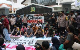 Ratusan Mahasiswa di Kabupaten Sumedang Gelar Aksi Unjuk Rasa di Depan Kantor DPRD
