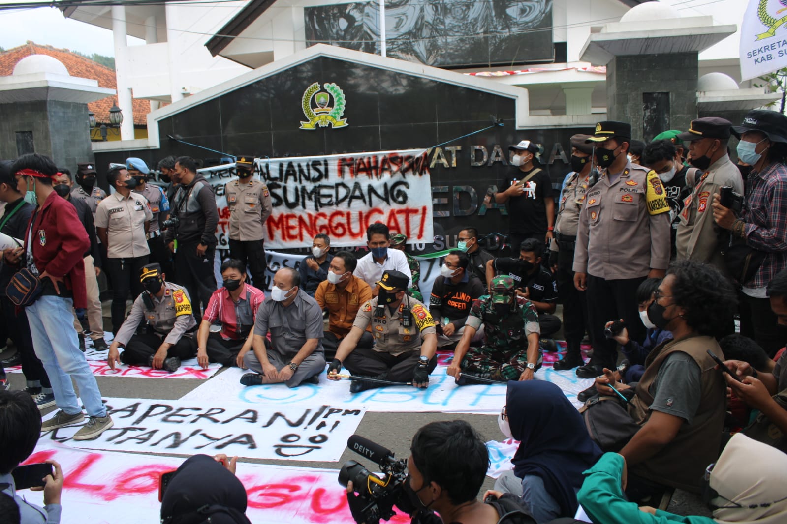 Ratusan Mahasiswa di Kabupaten Sumedang Gelar Aksi Unjuk Rasa di Depan Kantor DPRD