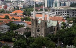 Warga Rayakan Jumat Agung di Gereja Katedral Jakarta