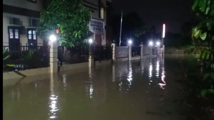 Polsek Pinang Tangerang Terendam Banjir