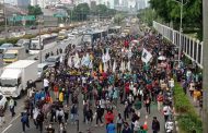 Mahasiswa Long March Minta KUHP Baru Dicabut ke Gedung DPR RI