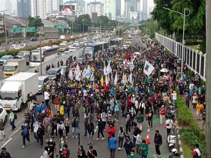 Mahasiswa Long March Minta KUHP Baru Dicabut ke Gedung DPR RI