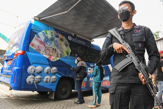 Penukaran Uang di Pasar Pramuka Ramai Diserbu Warga