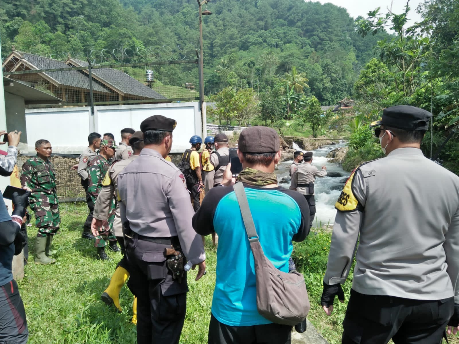 Bersama Kapolres, Dandim 0610/Sumedang Pimpin Pencarian Anak Hanyut di Sungai Cihonje