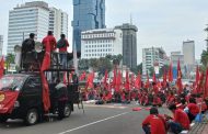 Buruh Demo Tuntut UMK 2023 di Depan Kantor Gubernur Banten