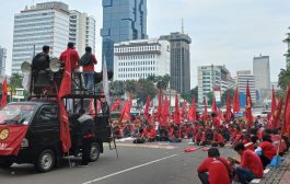 Buruh Blokade Jalan MH Thamrin Arah Patung Kuda