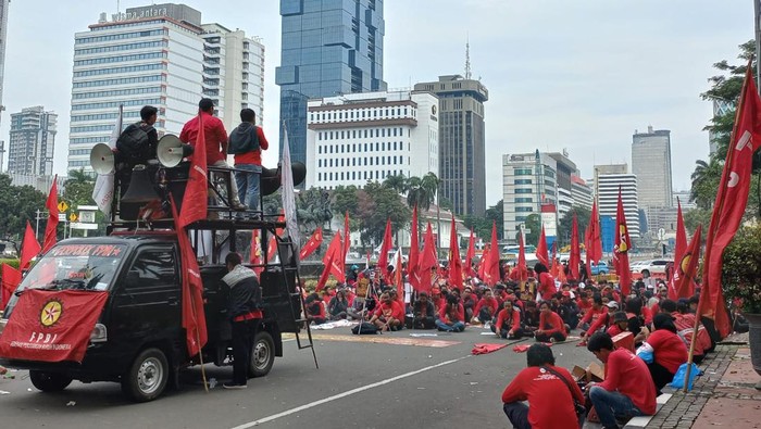 Tuntut Kenaikan UMP 2024, Buruh Demo Balai Kota Jakarta
