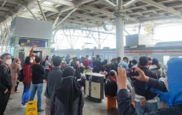 Manggarai Membeludak, Peron Kereta Bandara Di Pakai KRL