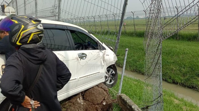 Mobil Tabrak 3 Motor-Pagar Jl Perimeter Bandara Soetta