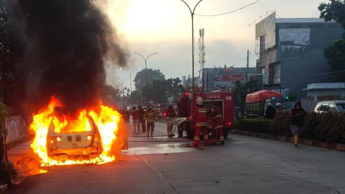 Mobil Terbakar di Jalan Siliwangi Tangsel