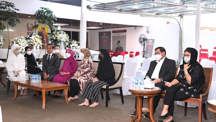 Setibanya di RI Jokowi Langsung Takziah ke Rumah Tjahjo Kumolo