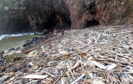 Sampah Penuhi Perairan di Pulau Sangiang Banten