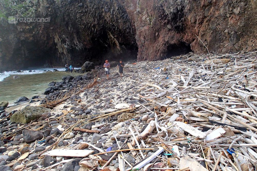 Sampah Penuhi Perairan di Pulau Sangiang Banten